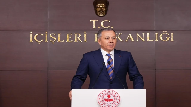 Bakan Yerlikaya: Manisa’da yangın nedeniyle 1440 kişi tahliye edildi